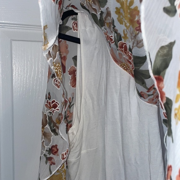 White floral top with attached undershirt. - Picture 2 of 4